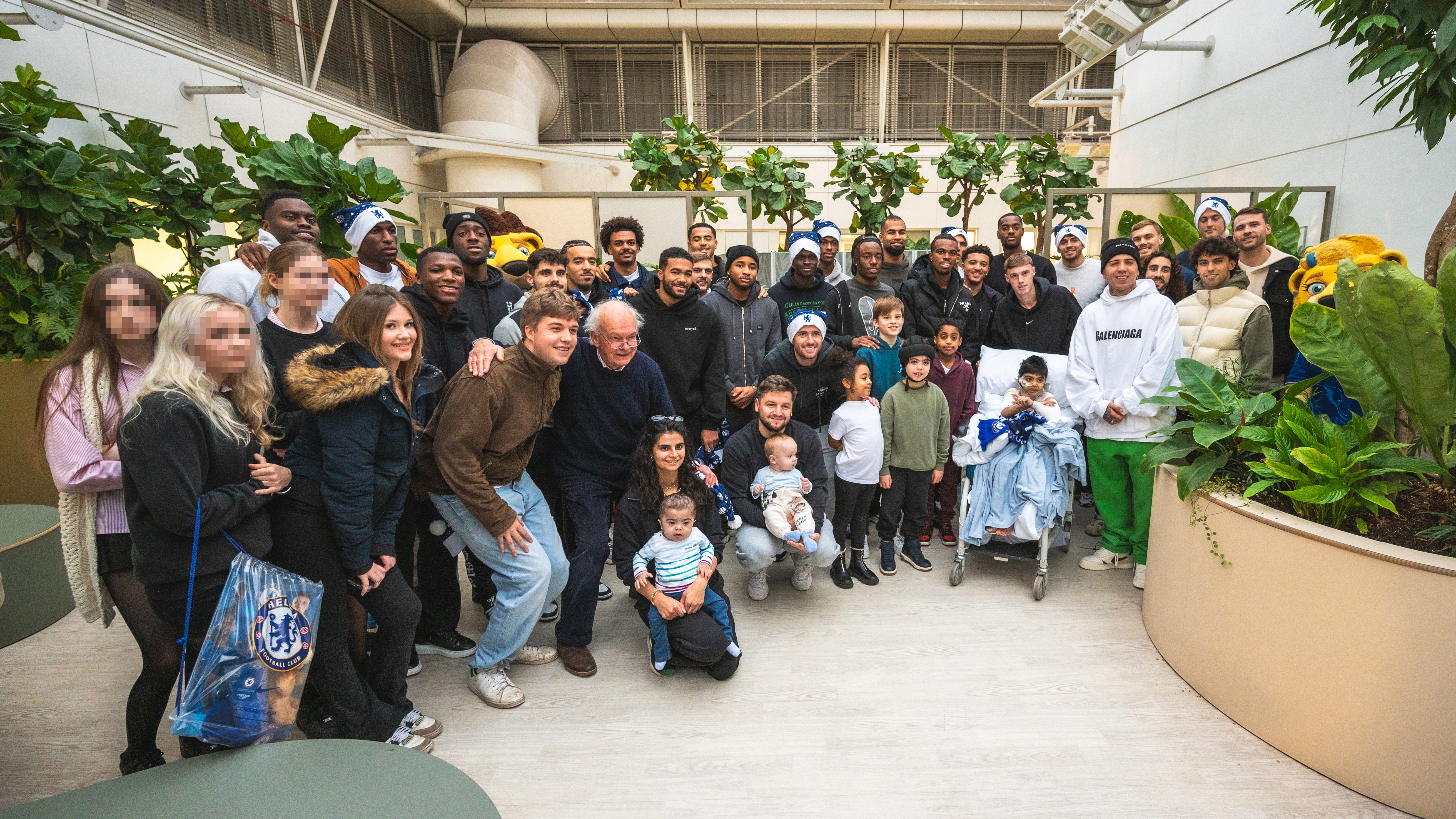 Chelsea FC Squad bring Chelsea cheer to Chelsea and Westminster Hospital’s youngest patients